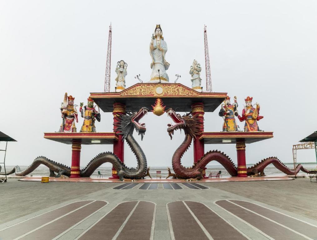 Zoom Dharmahusada Hotel Surabaya Ngoại thất bức ảnh