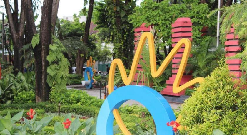 Zoom Dharmahusada Hotel Surabaya Ngoại thất bức ảnh