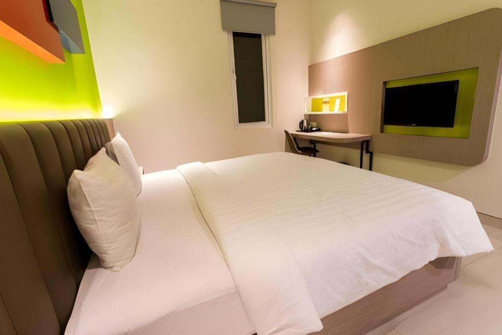 Zoom Dharmahusada Hotel Surabaya Ngoại thất bức ảnh