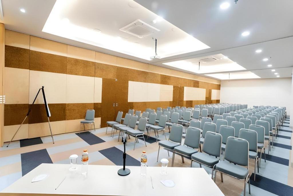 Zoom Dharmahusada Hotel Surabaya Ngoại thất bức ảnh