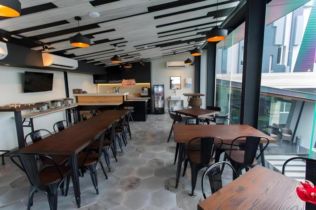 Zoom Dharmahusada Hotel Surabaya Ngoại thất bức ảnh