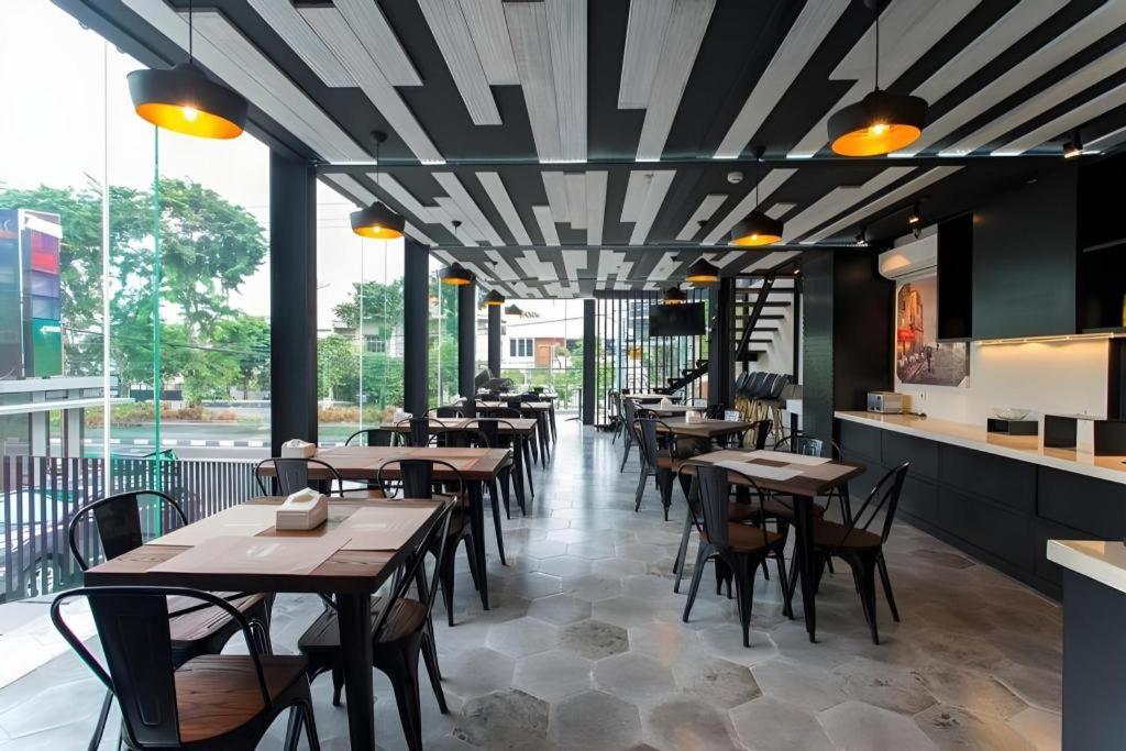 Zoom Dharmahusada Hotel Surabaya Ngoại thất bức ảnh