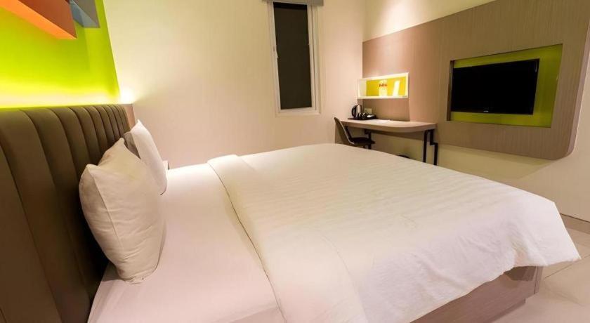 Zoom Dharmahusada Hotel Surabaya Ngoại thất bức ảnh