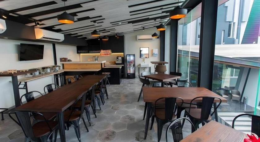 Zoom Dharmahusada Hotel Surabaya Ngoại thất bức ảnh