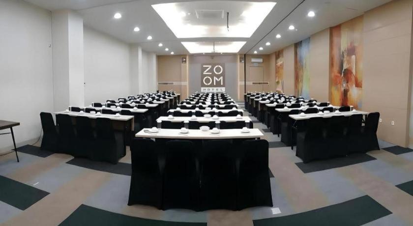 Zoom Dharmahusada Hotel Surabaya Ngoại thất bức ảnh