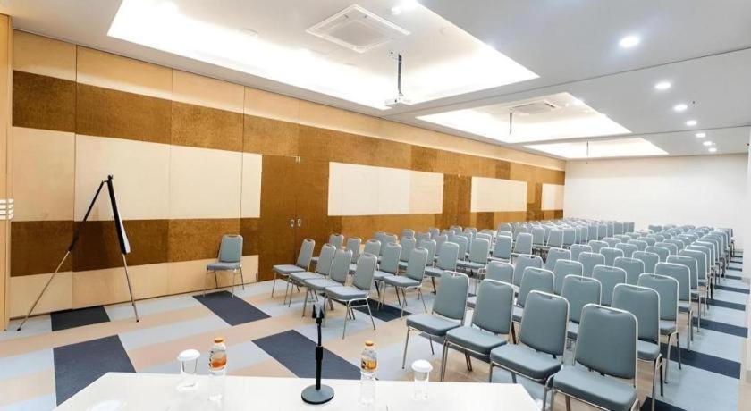 Zoom Dharmahusada Hotel Surabaya Ngoại thất bức ảnh